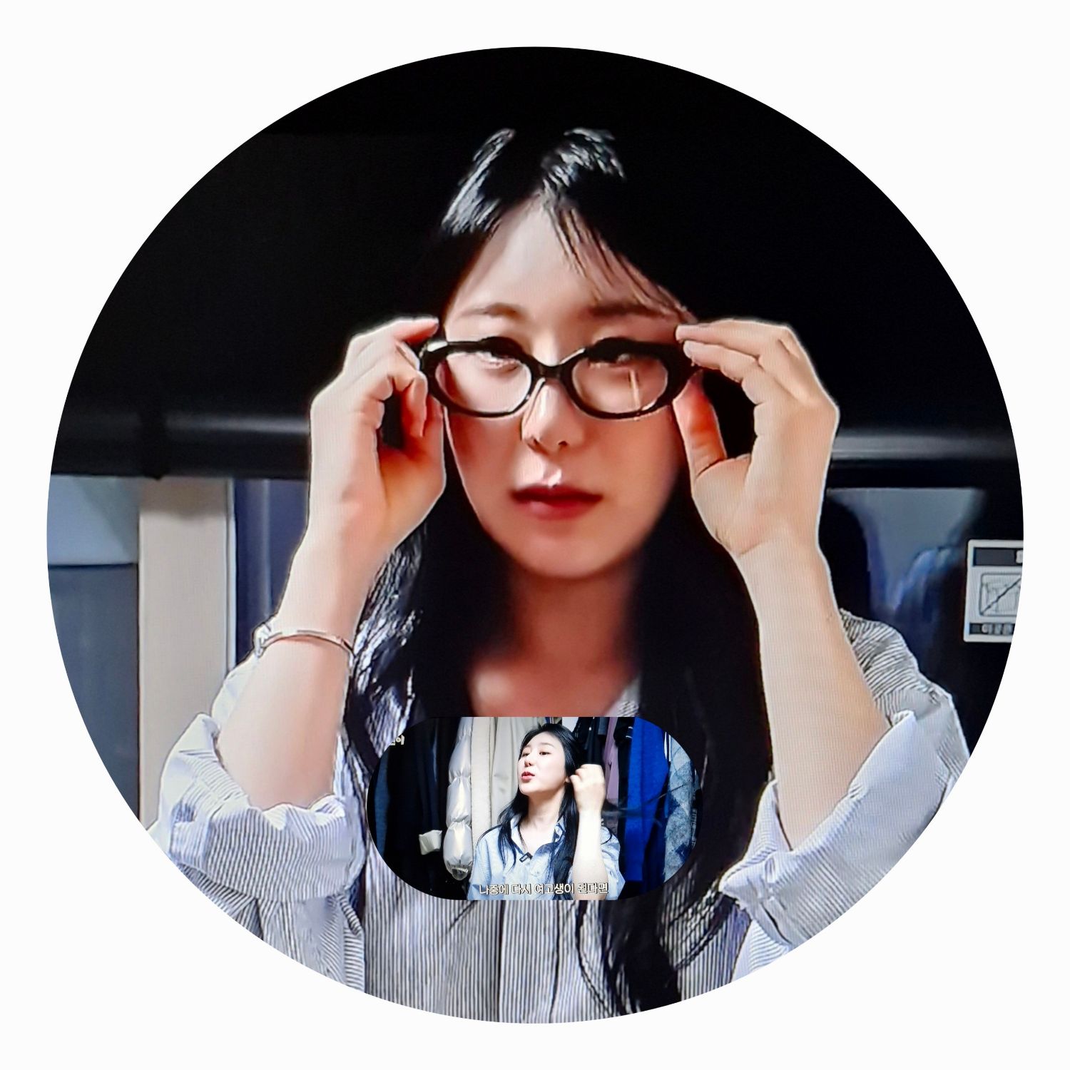 A moment captured by Lee Chaeyeon's fan