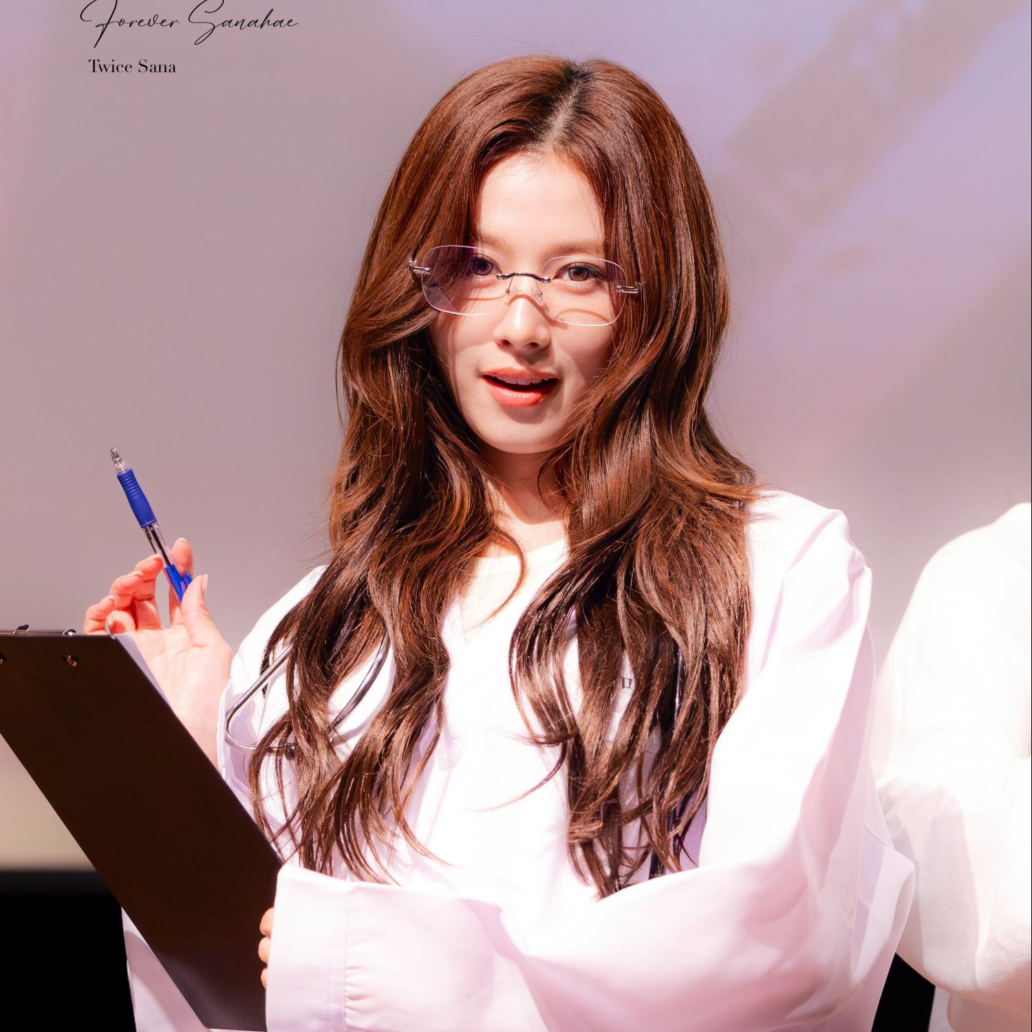 사나 (TWICE)의 비하인드 컷