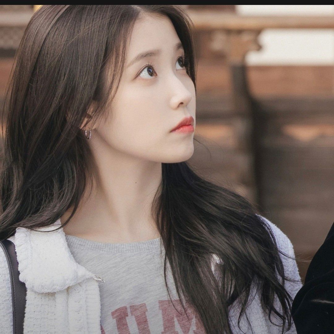 Behind-the-scenes cut of IU