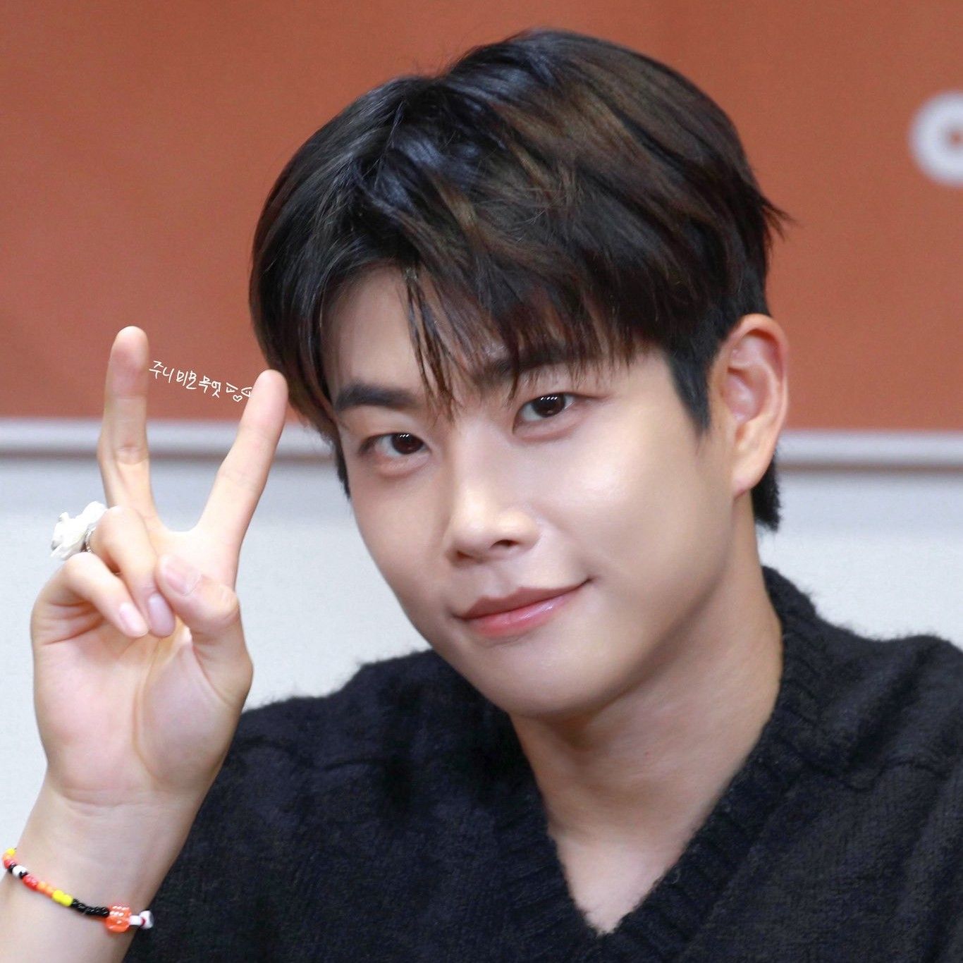 A moment captured by MJ (ASTRO)'s fan