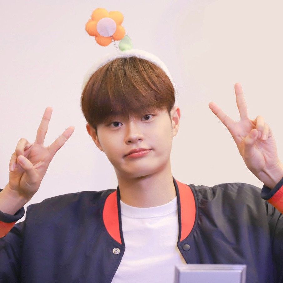 A moment captured by Lee Daehwi (AB6IX)'s fan