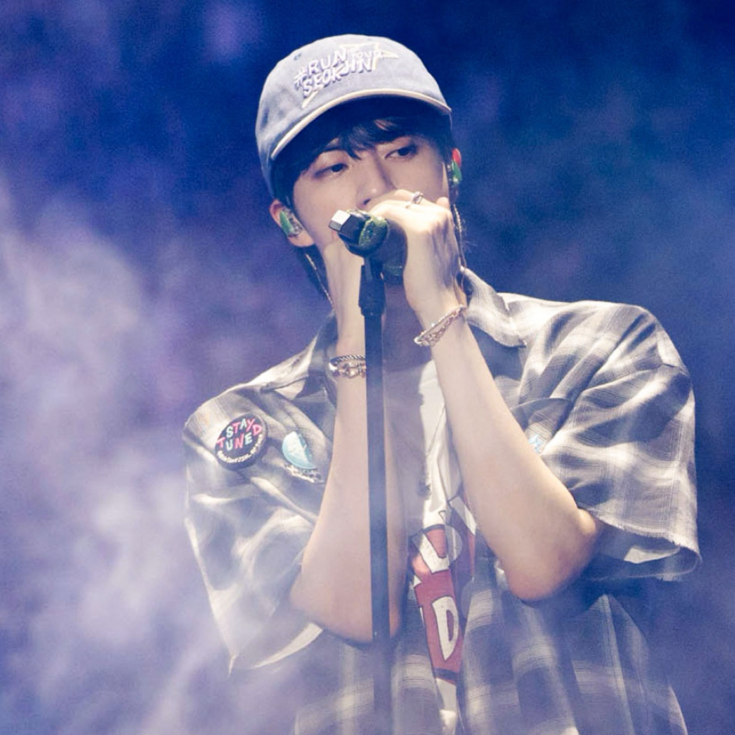 Jin (防弹少年团)的最新活动照片