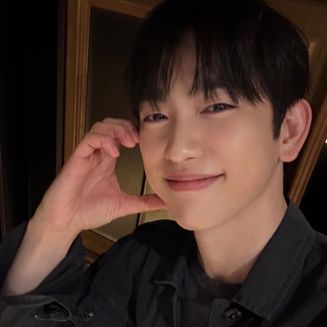 Latest photo of Jinyoung (GOT7)