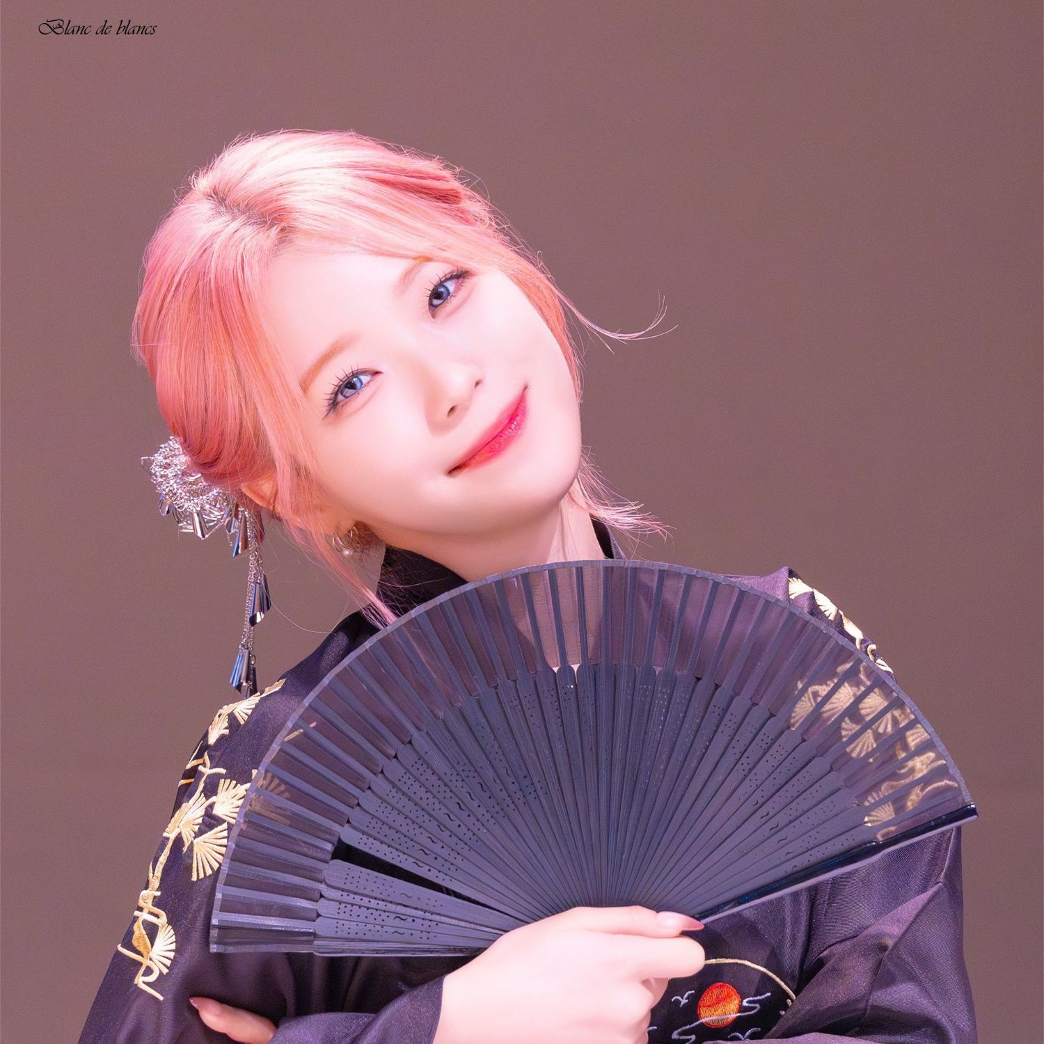 白知憲 (fromis_9)的幕後花絮