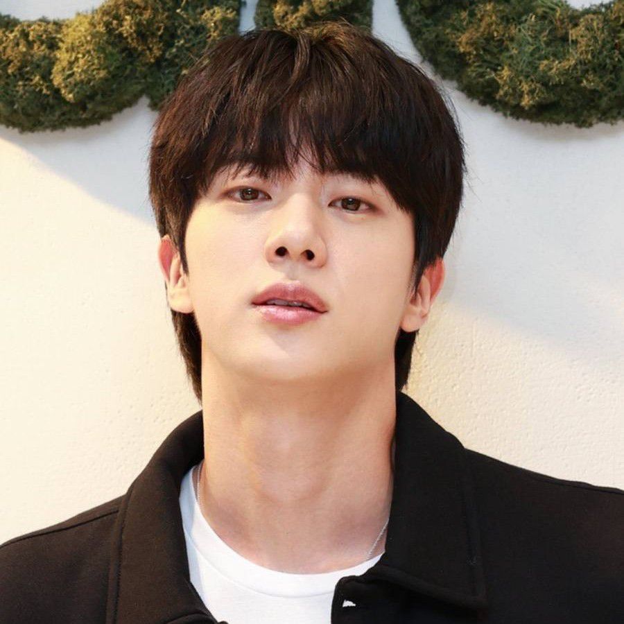 Jin (防弹少年团)的最新活动照片