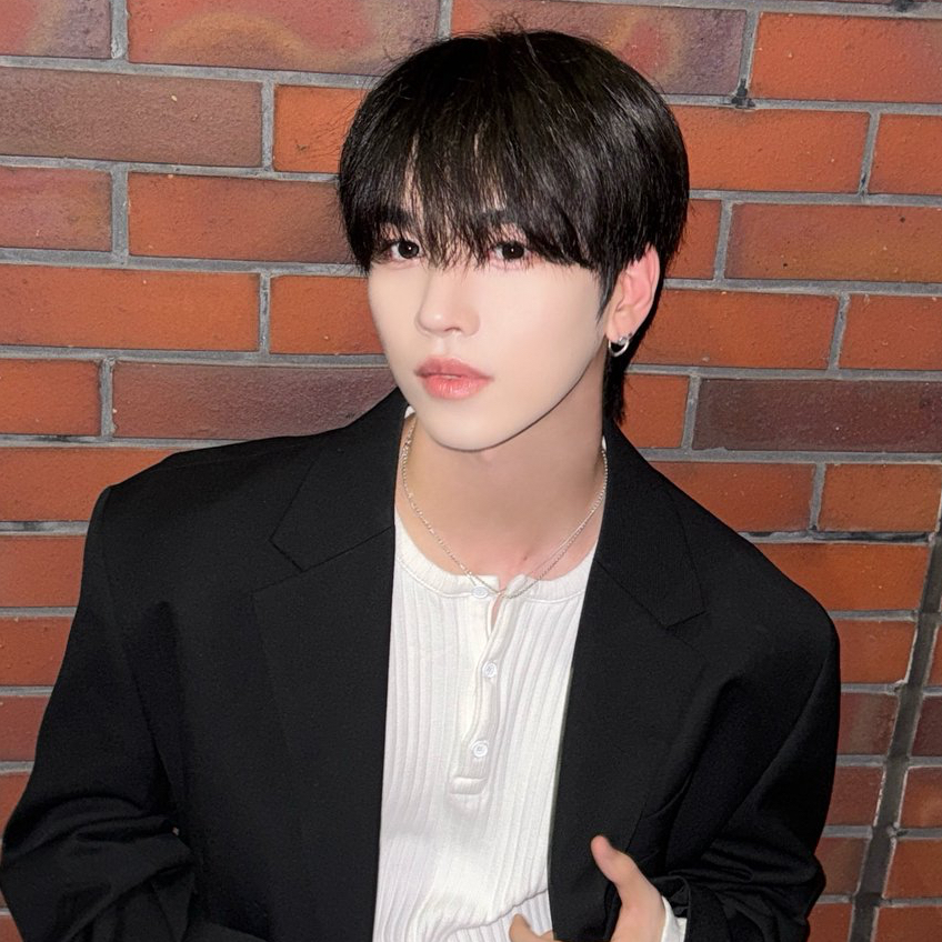 Behind-the-scenes cut of Hanjun (n.SSign)