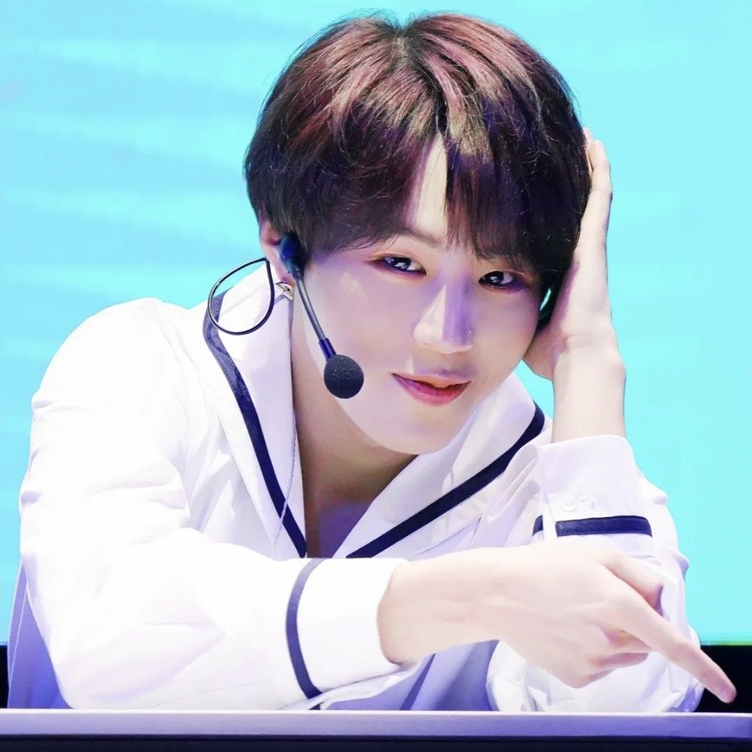 A moment captured by Ha Sungwoon's fan
