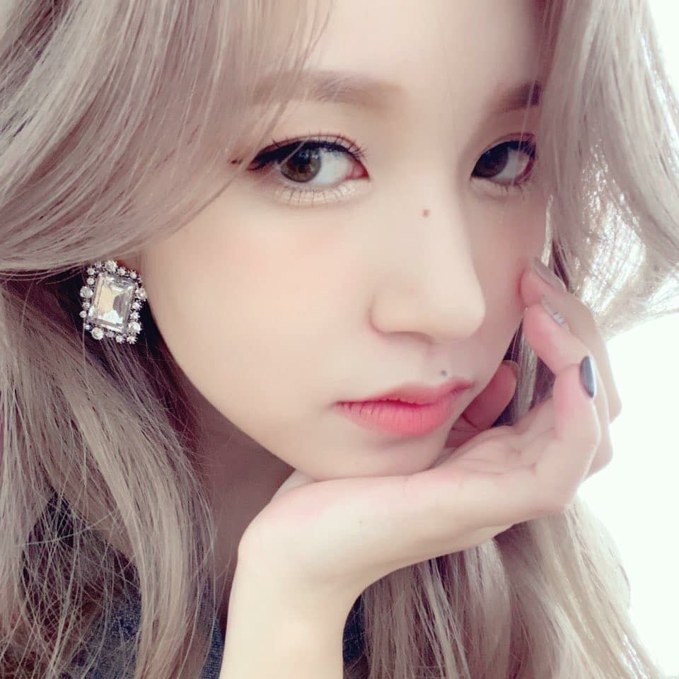 Behind-the-scenes cut of Mina (TWICE)