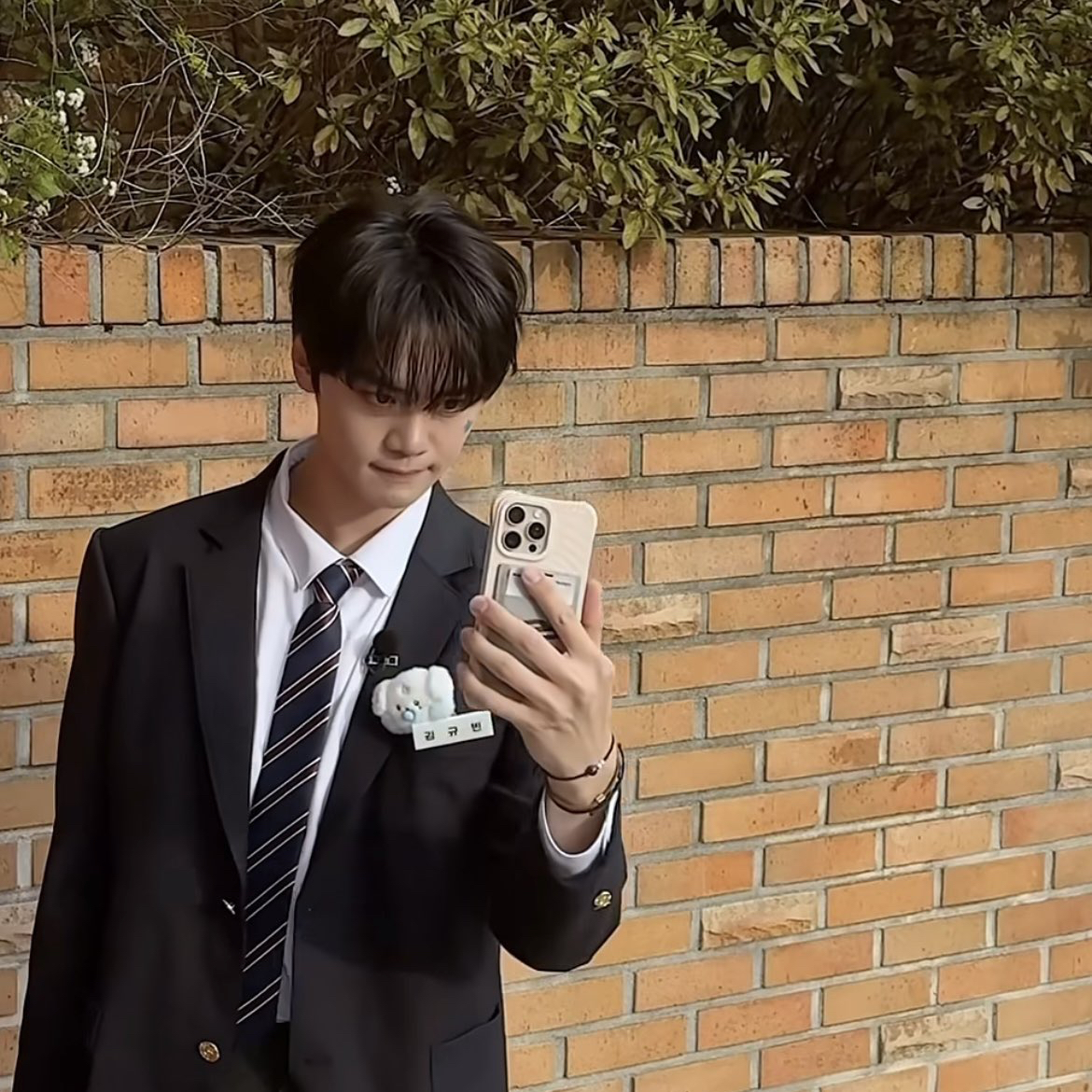 Behind-the-scenes cut of Kim Gyuvin (ZEROBASEONE)