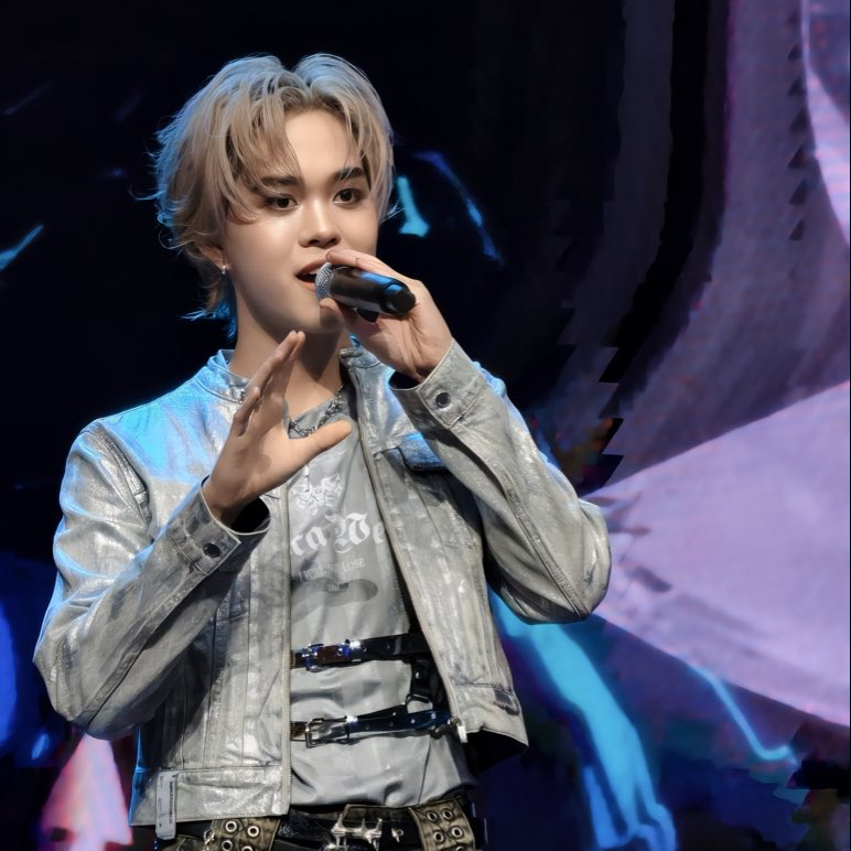 A moment captured by THI-O (NexT1DE)'s fan