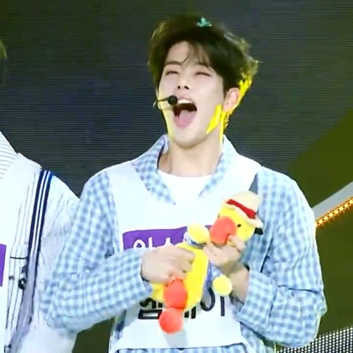 A moment captured by MJ (ASTRO)'s fan