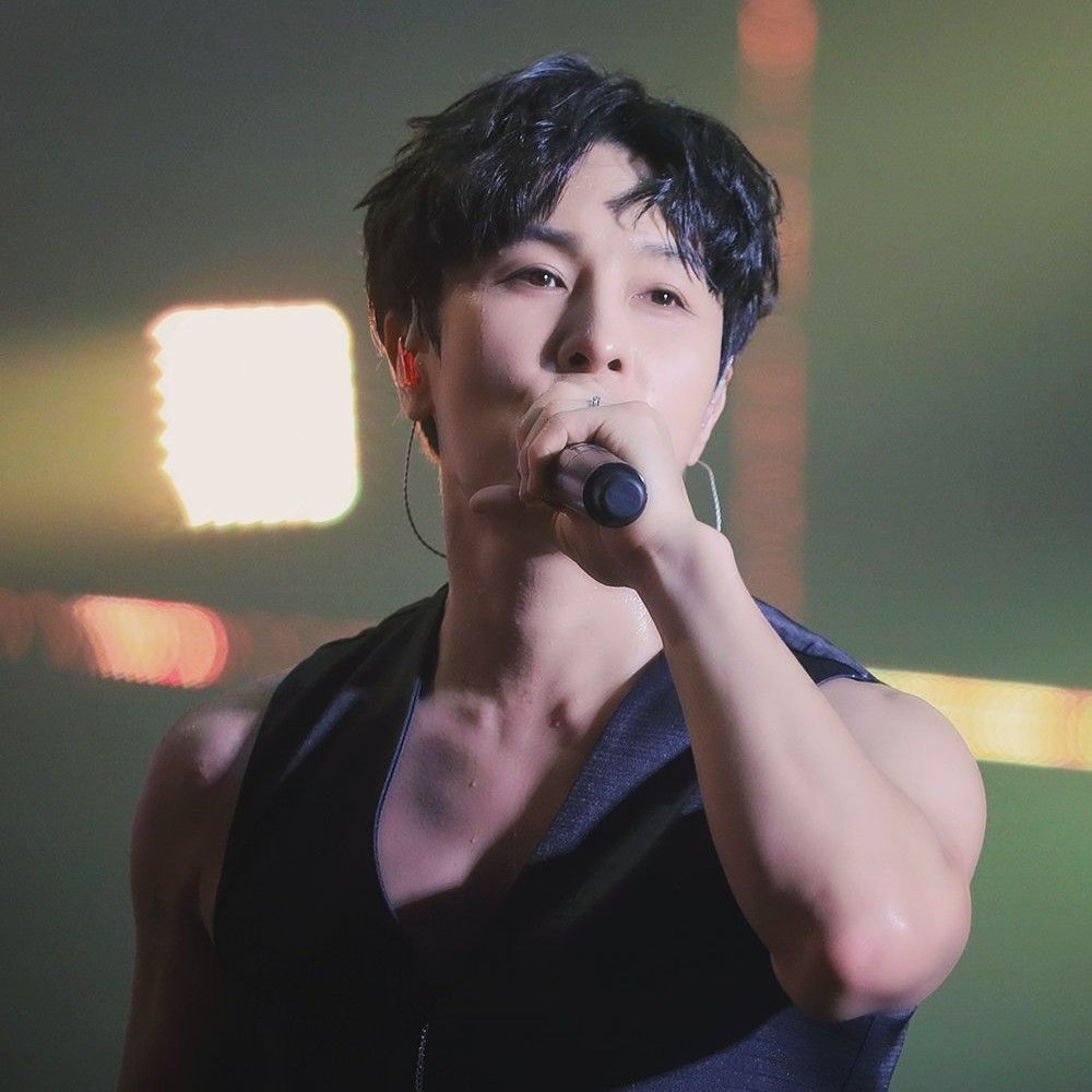 A moment captured by Kim Dongwan (SHINHWA)'s fan