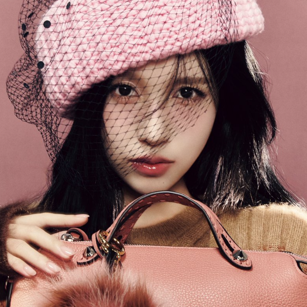 Behind-the-scenes cut of Mina (TWICE)