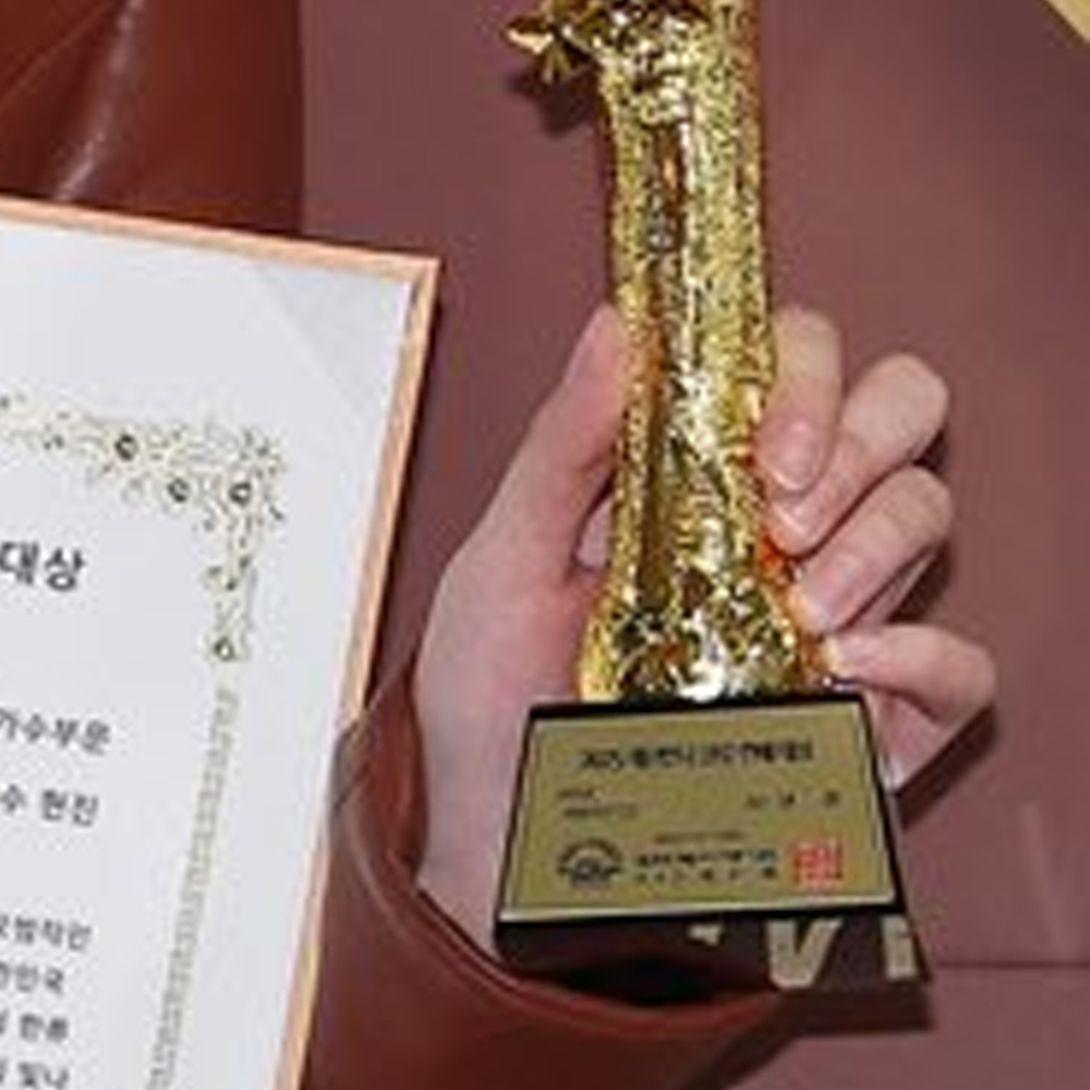 A moment captured by HyunJin (Loossemble)'s fan