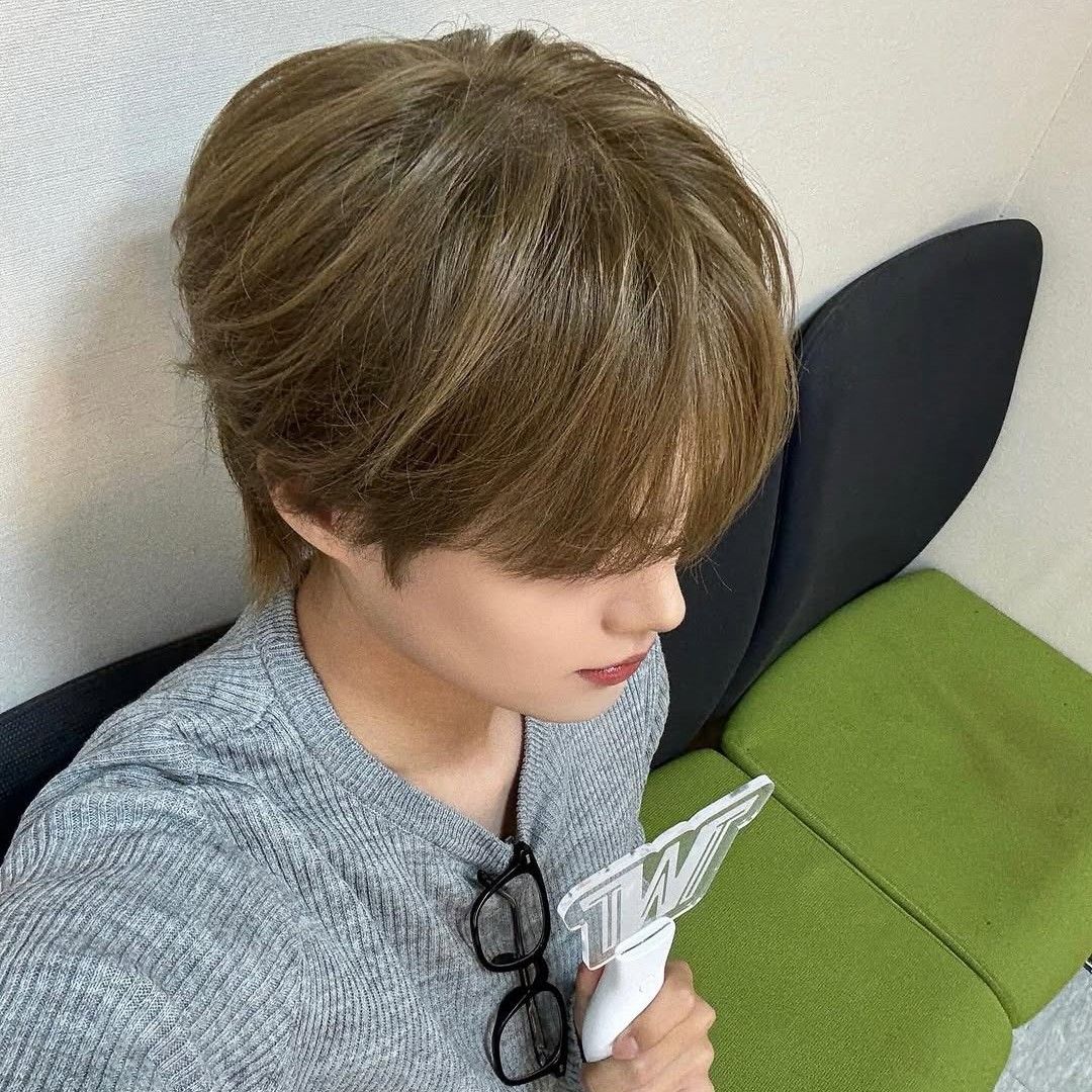 A moment captured by Lee Daehwi (AB6IX)'s fan