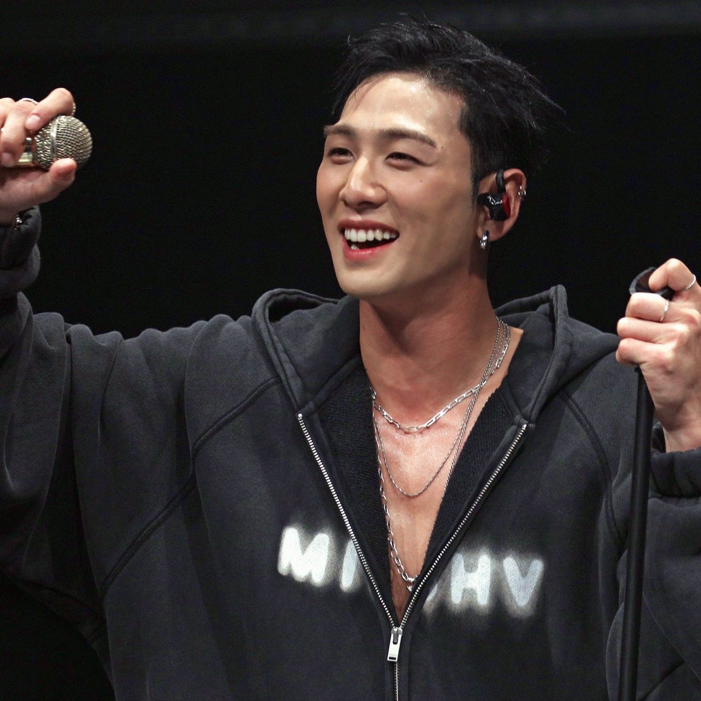 Behind-the-scenes cut of Baekho