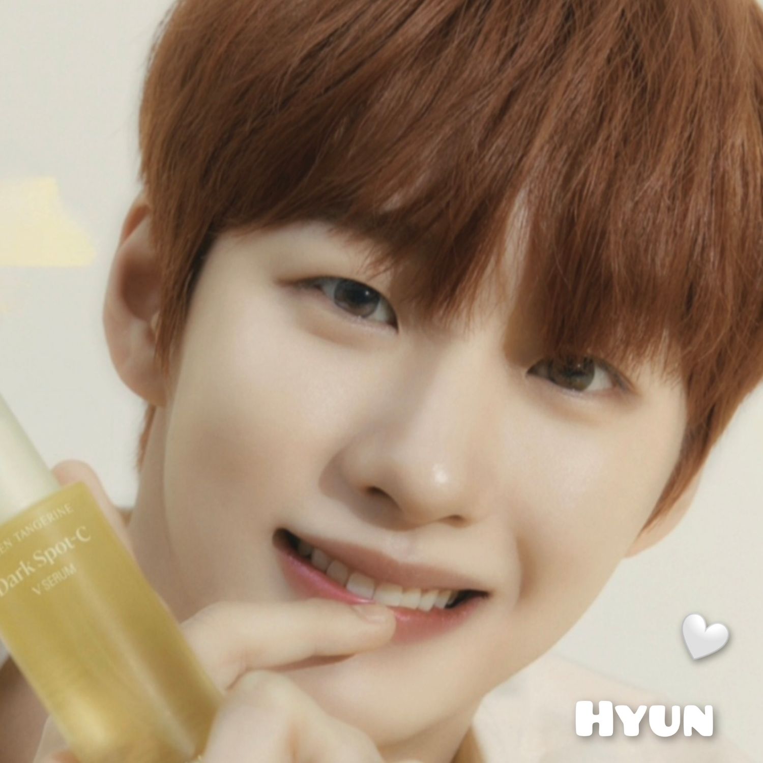 A moment captured by Hyun's fan