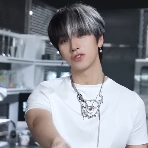 Behind-the-scenes cut of Hanjun (n.SSign)
