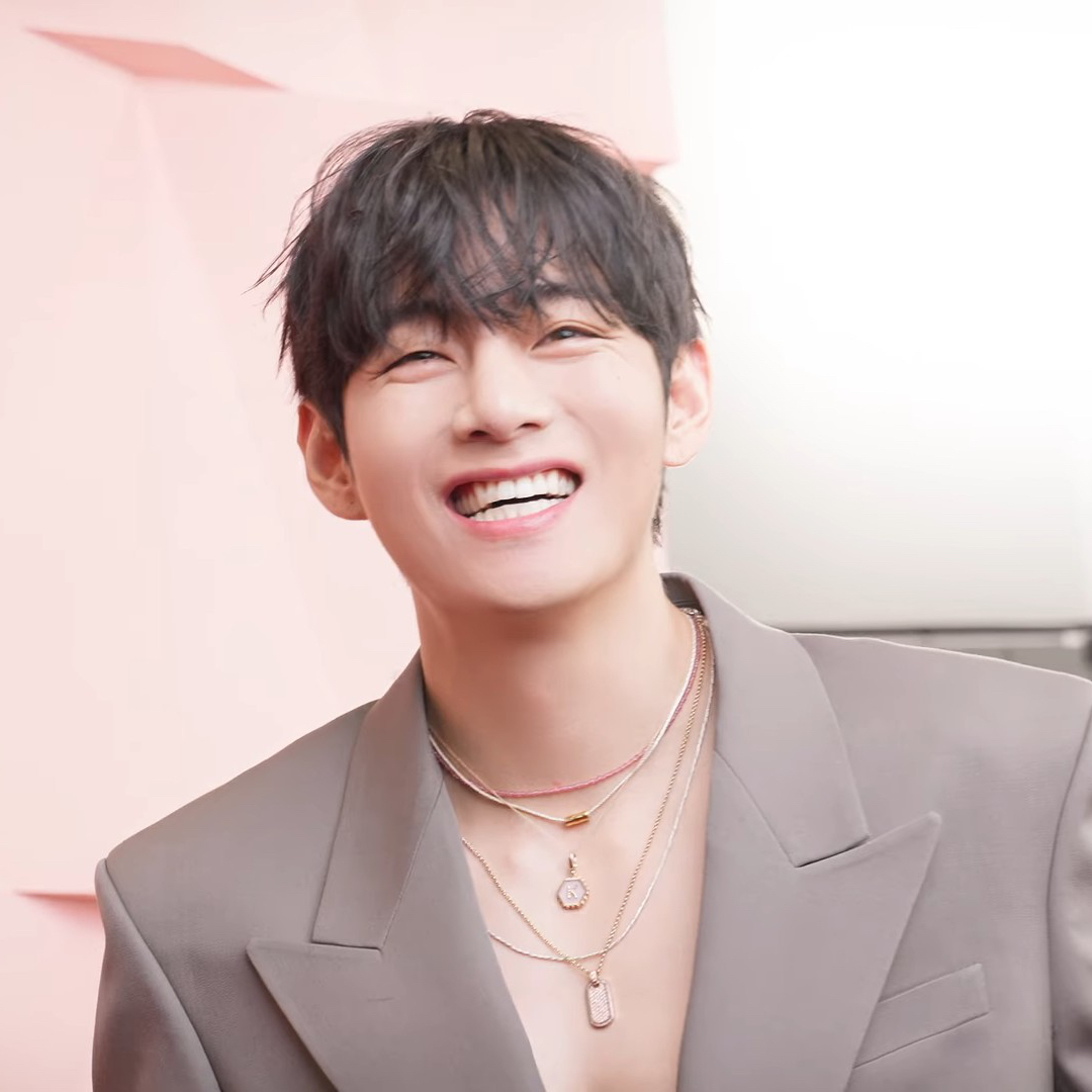 뷔 (방탄소년단)의 최신 사진