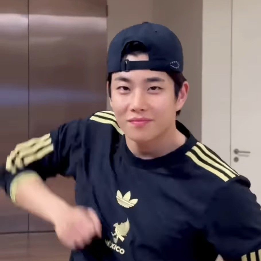 A moment captured by MJ (ASTRO)'s fan