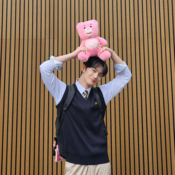 Behind-the-scenes cut of Bae Jinyoung