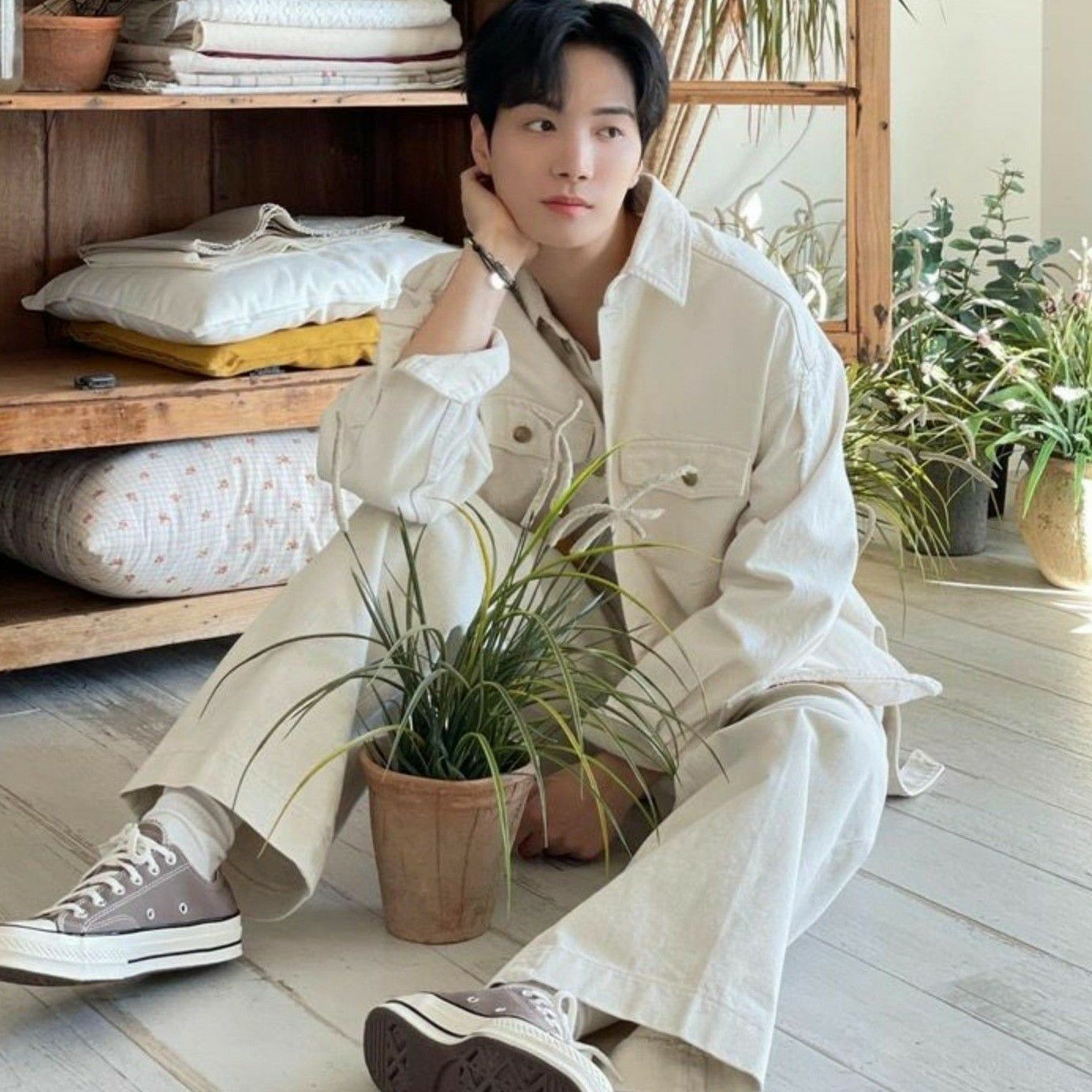 Behind-the-scenes cut of Kim Jonghyeon