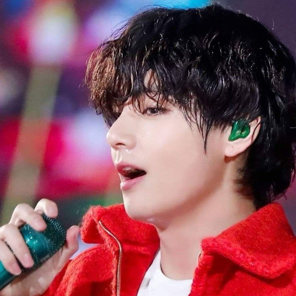 A moment captured by V (BTS)'s fan