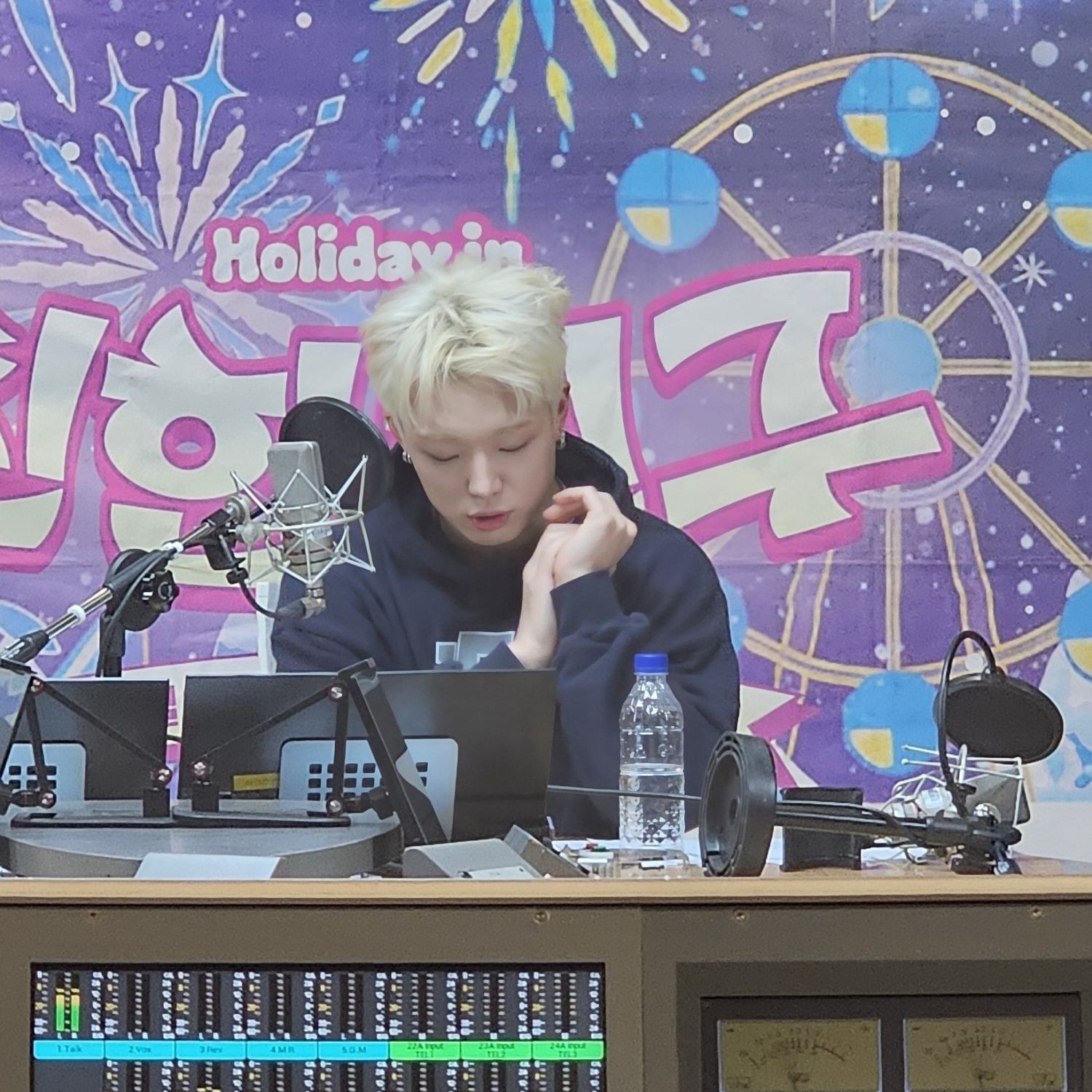 A moment captured by BOBBY (iKON)'s fan