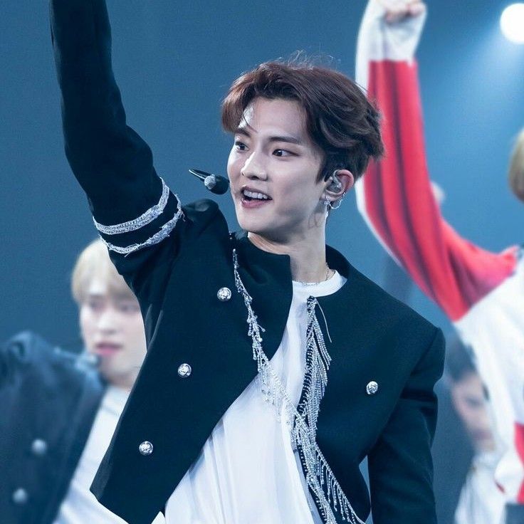 A moment captured by Q (THE BOYZ)'s fan