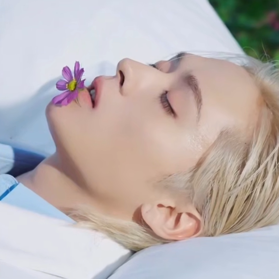 Latest photo of Lee Know (Stray Kids)