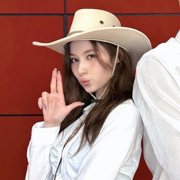 Momen yang diabadikan oleh penggemar Sana (TWICE)