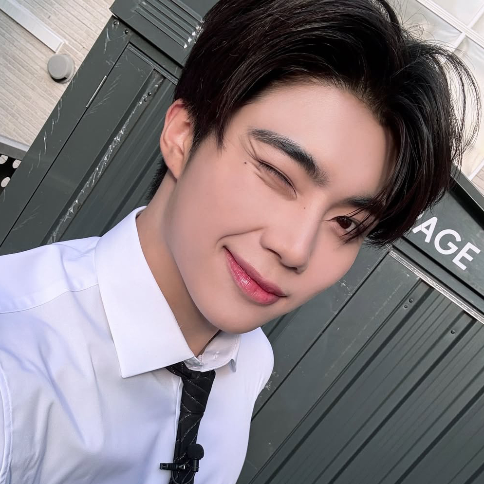 A moment captured by Park Gunwook (ZEROBASEONE)'s fan