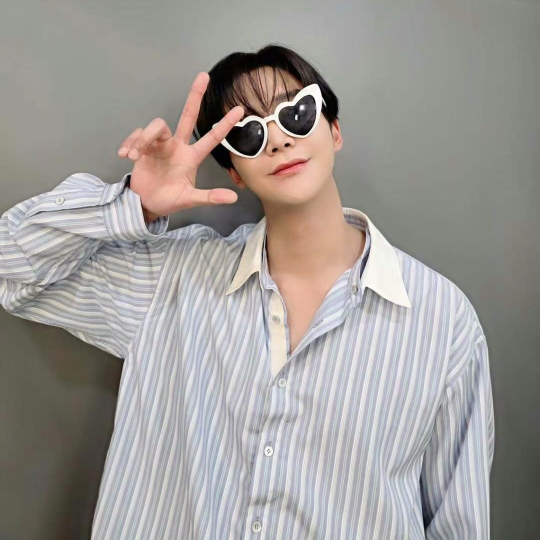 A moment captured by Rowoon's fan