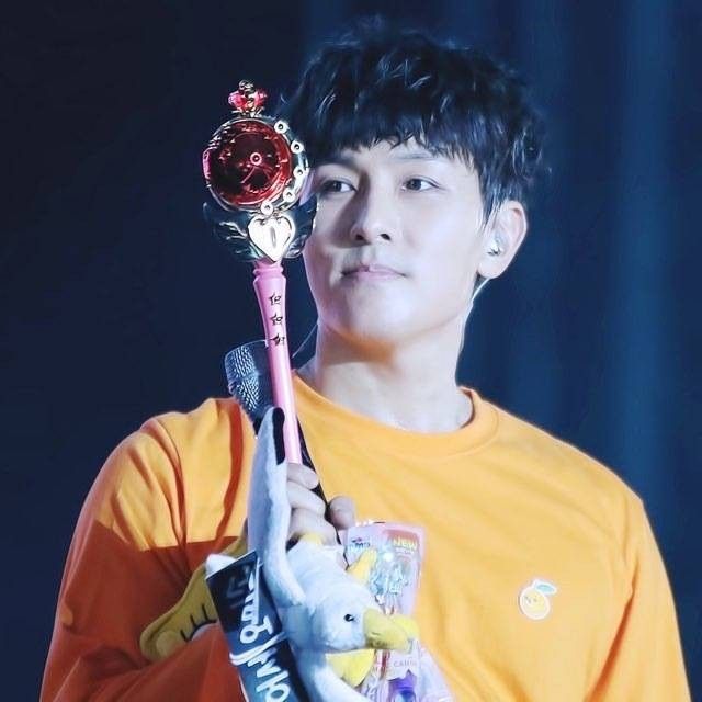 Behind-the-scenes cut of Kim Dongwan (SHINHWA)