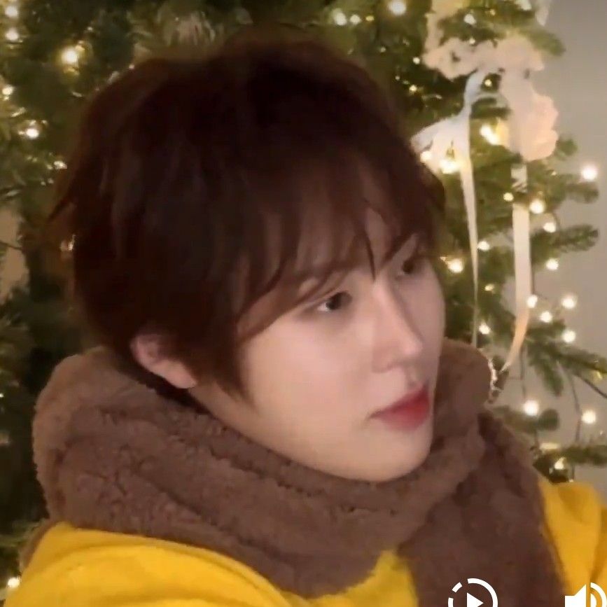 A moment captured by Ha Sungwoon's fan