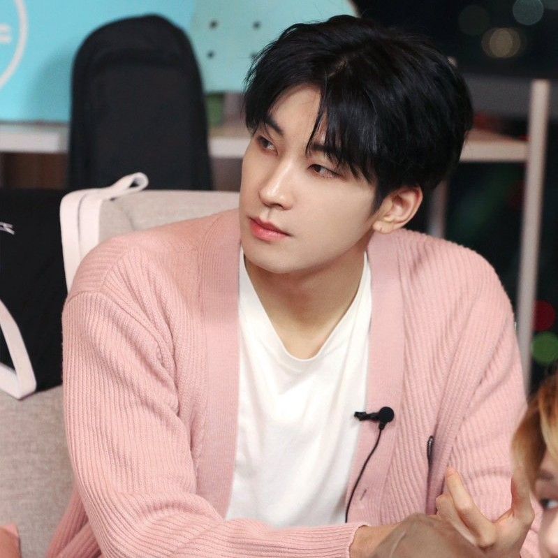 圓佑 (SEVENTEEN)的最新活動照片