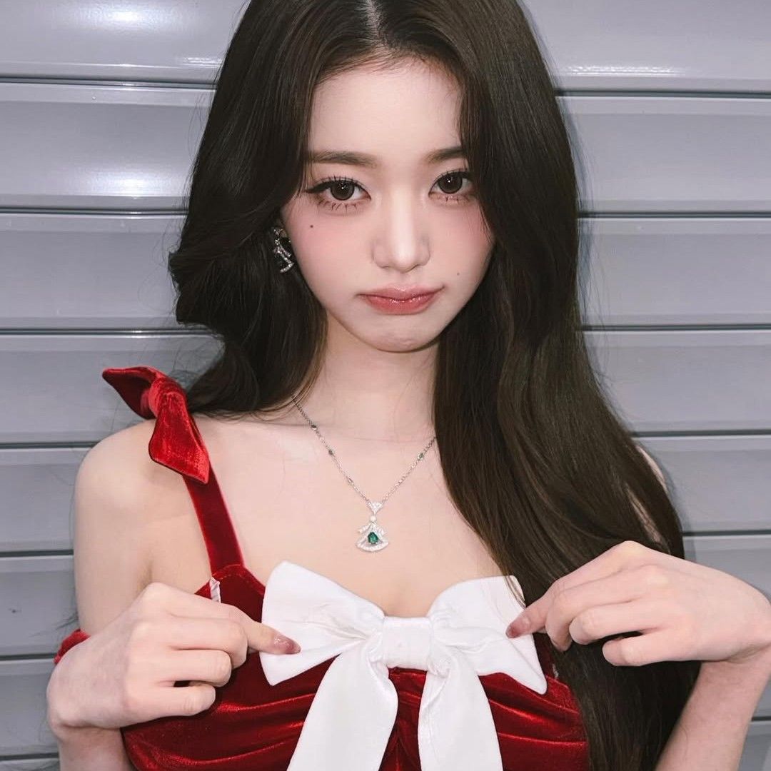 A moment captured by IVE's fan