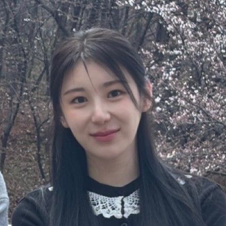 A moment captured by Lee Chaeyeon's fan