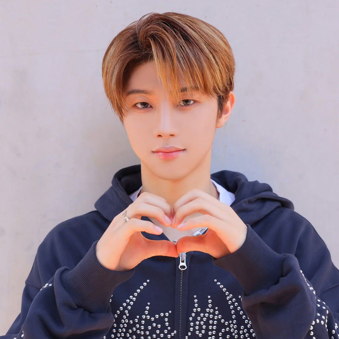 Behind-the-scenes cut of Hyunwoo (Xikers)