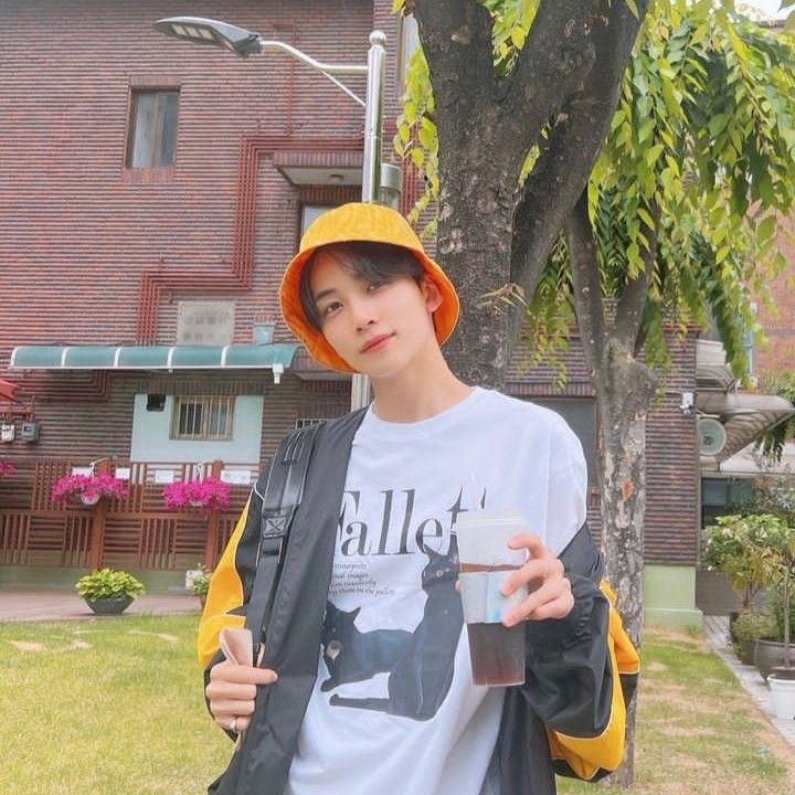 A moment captured by Jeonghan (SEVENTEEN)'s fan