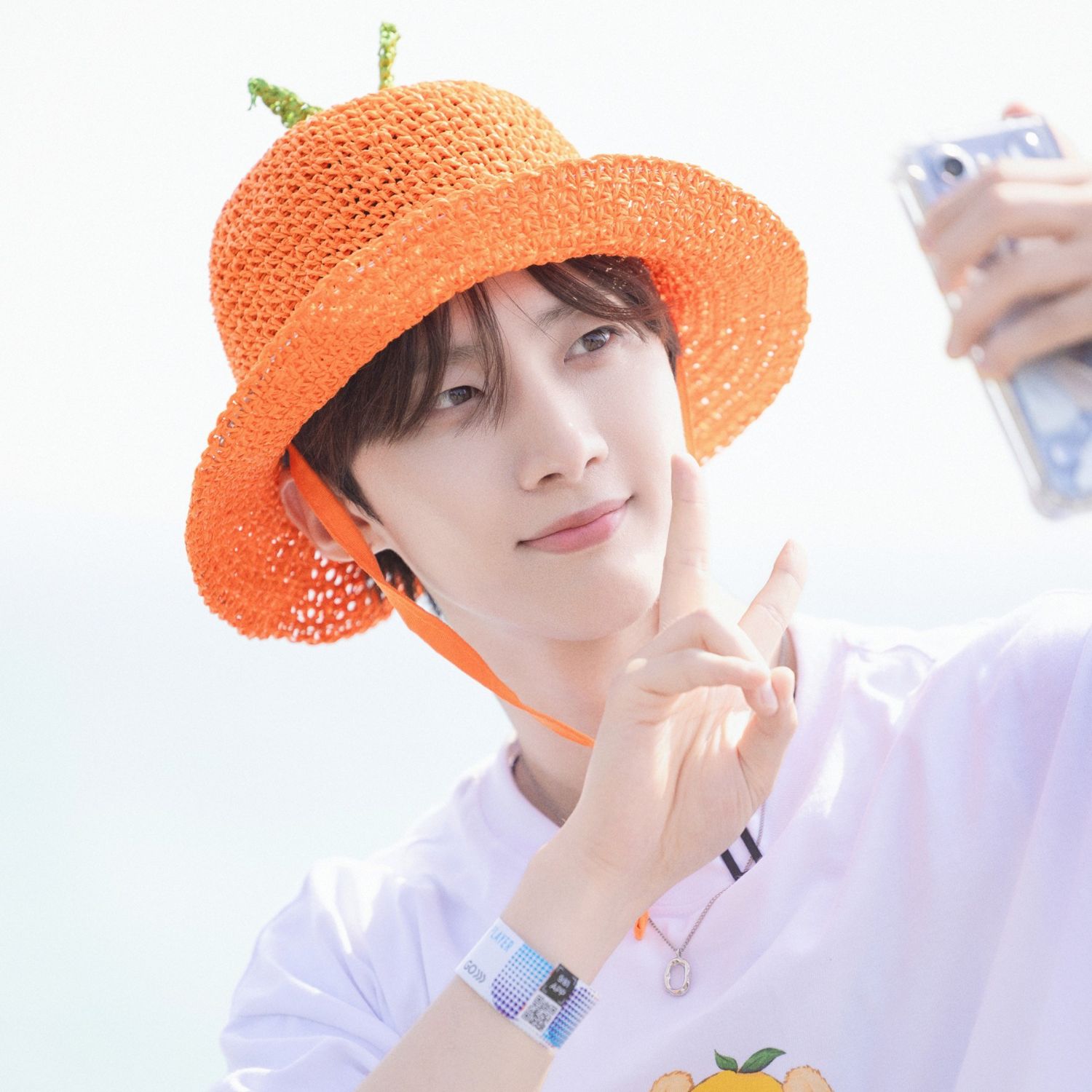 Behind-the-scenes cut of Hui (PENTAGON)