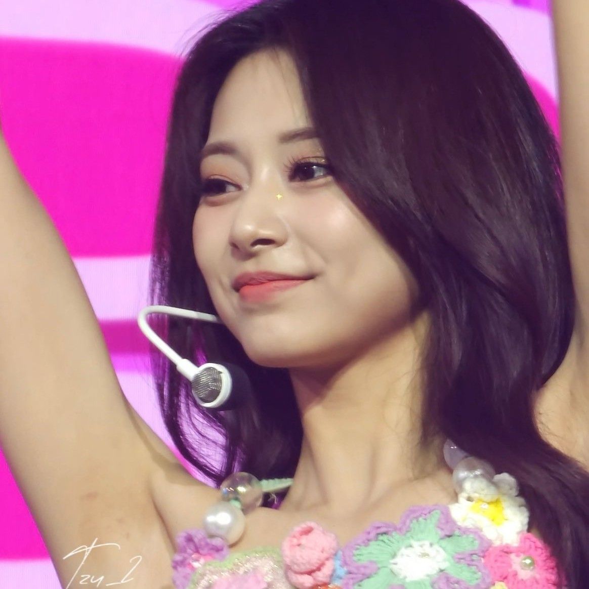 Foto aktivitas terbaru Tzuyu (TWICE)