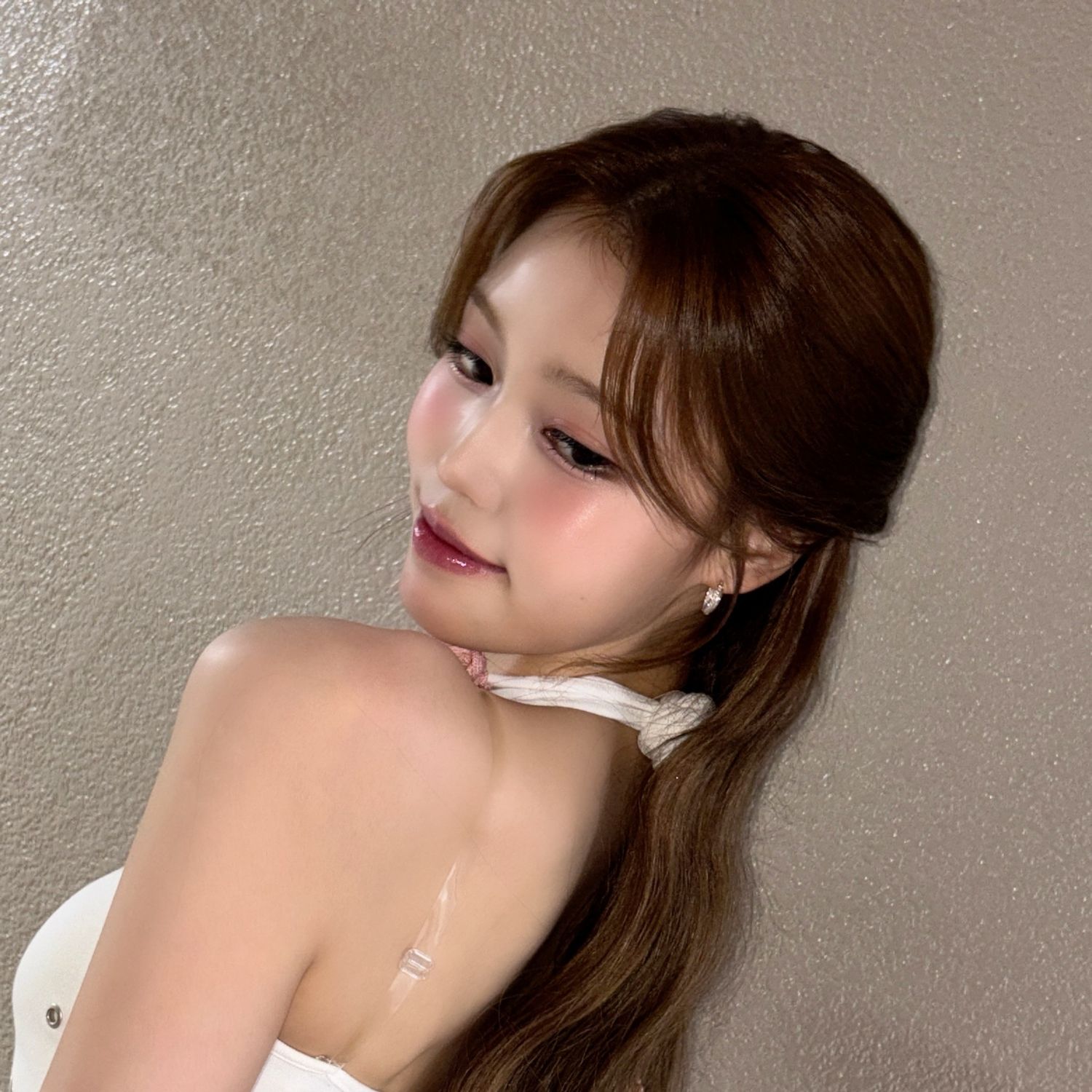 Behind-the-scenes cut of Jeong Saebi (izna)