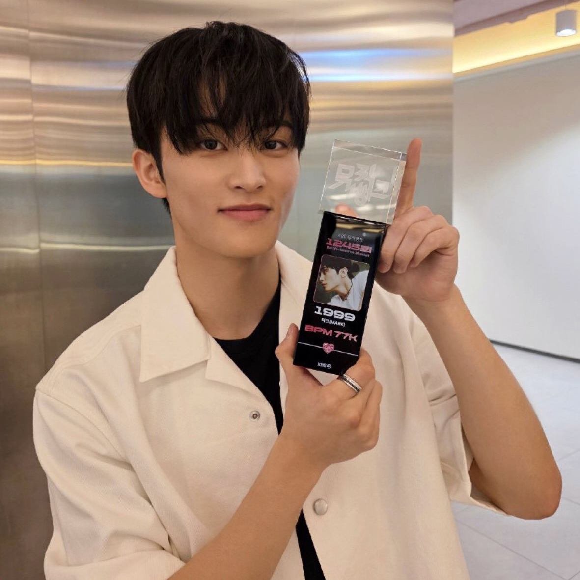 A moment captured by Mark (NCT 127, NCT DREAM)'s fan