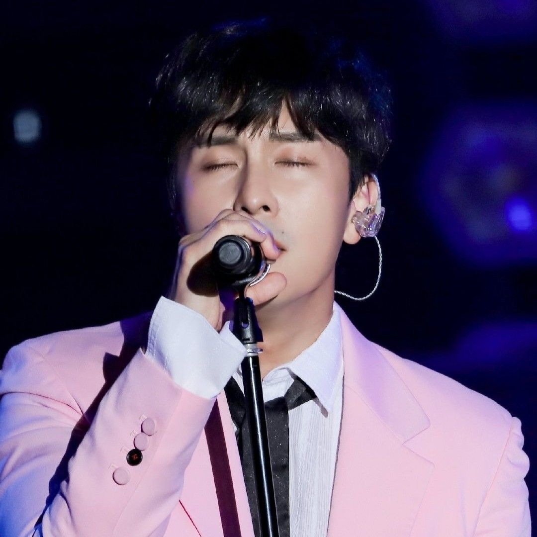 Latest photo of Kim Dongwan (SHINHWA)