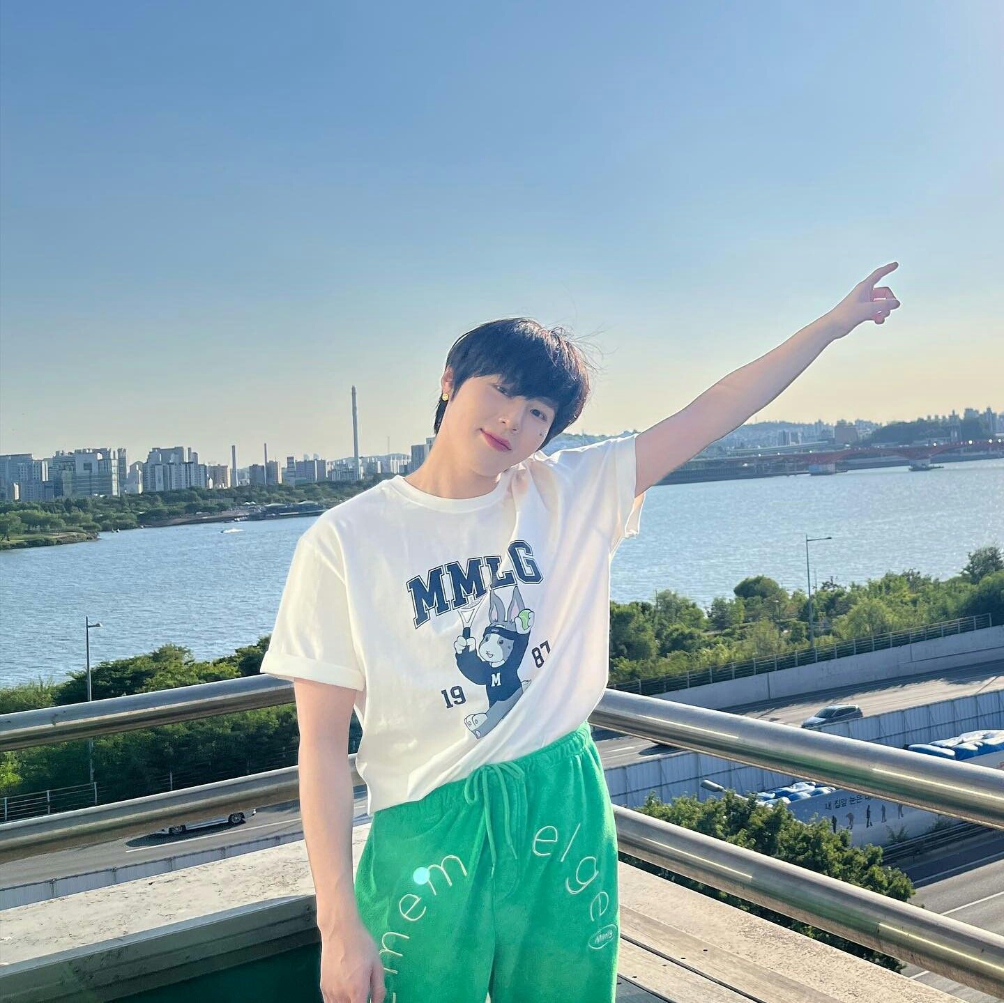 A moment captured by Ha Sungwoon's fan