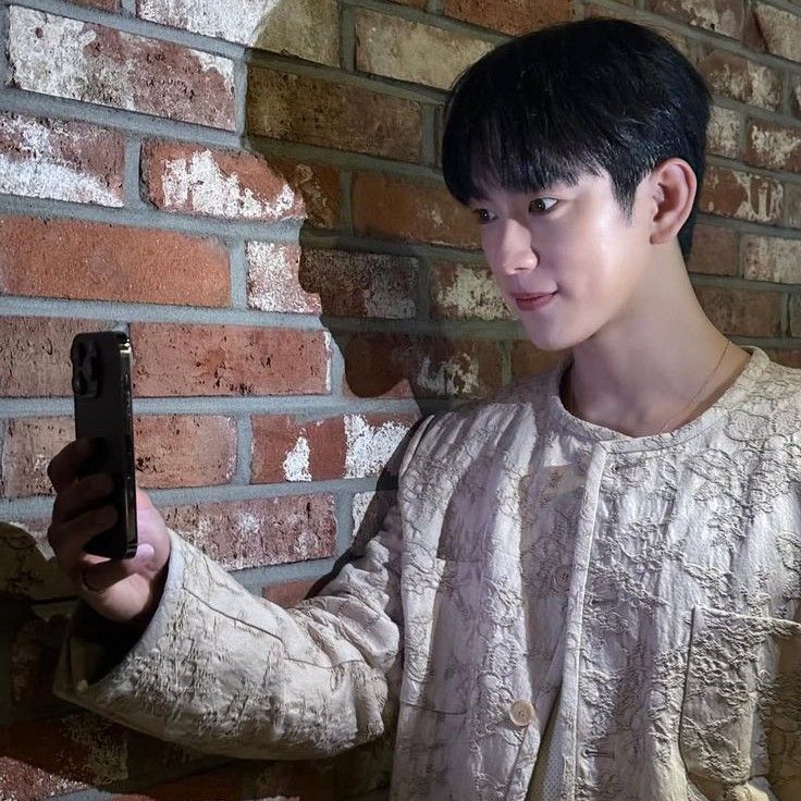 Behind-the-scenes cut of Jinyoung (GOT7)