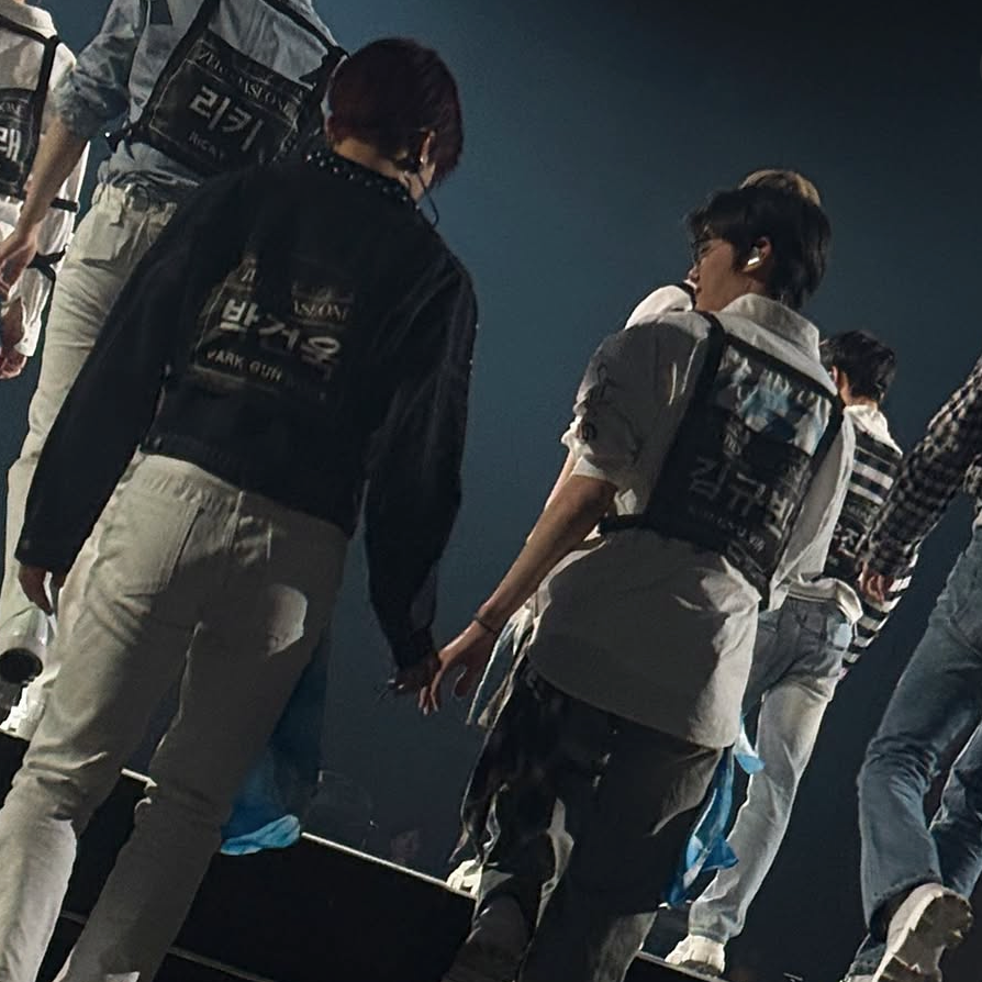 A moment captured by Kim Gyuvin (ZEROBASEONE)'s fan