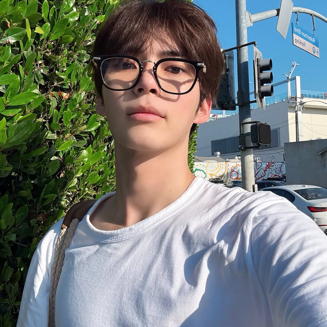 Recent activity shot of Sung Hanbin (ZEROBASEONE)