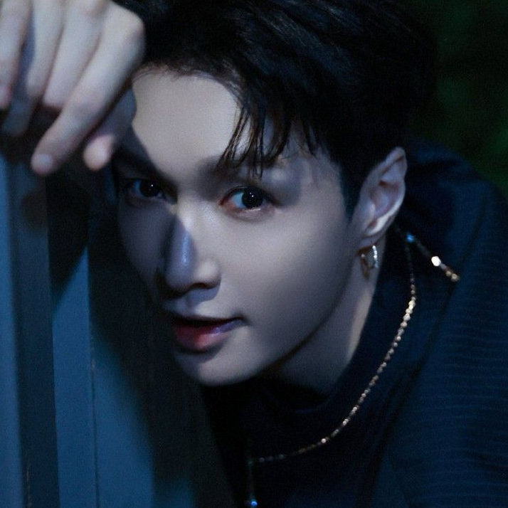 Behind-the-scenes cut of Lay (EXO)